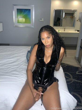 Aritheamazon / Ari T / Arrianathedomme / Ebony Kink Queen / The ebony amazon / ari_amazon / azriatheamazon Nackt-Leaks OnlyFans Foto 19