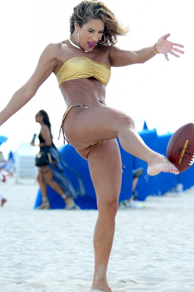 Jennifer Nicole Lee genießt den Tag am Strand beim Fußballspielen in Miami