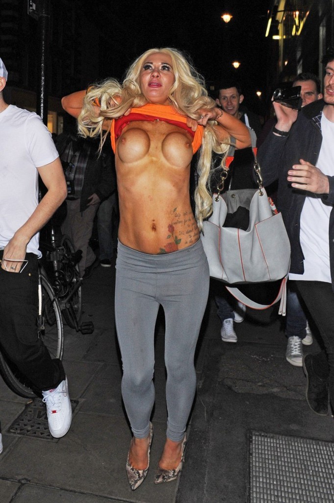 Josie Cunningham oben ohne 01