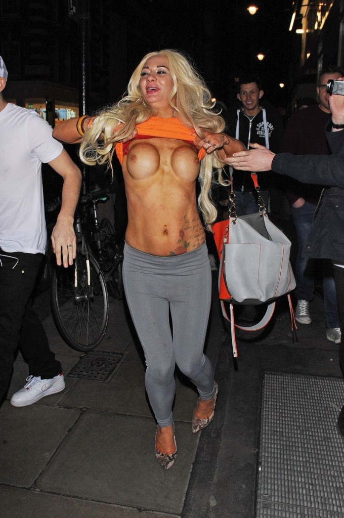 Josie Cunningham oben ohne 02