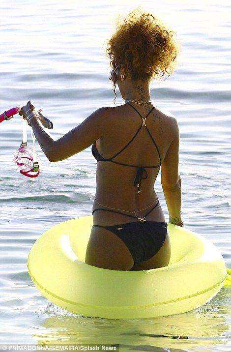 Rihanna-in-a-Bikini-3