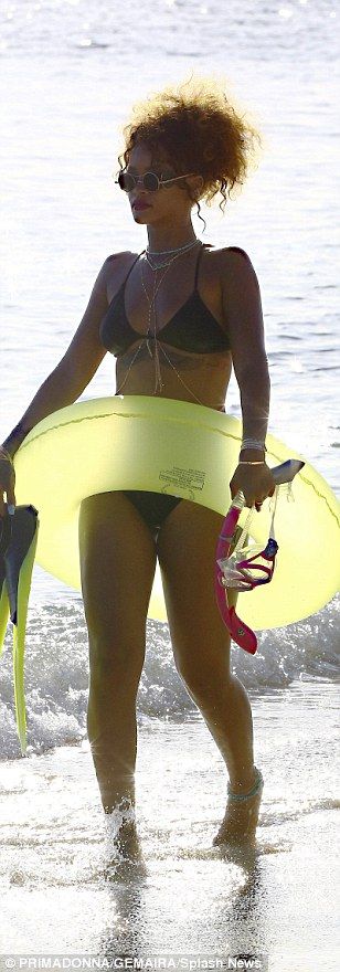 Rihanna-in-a-Bikini-8