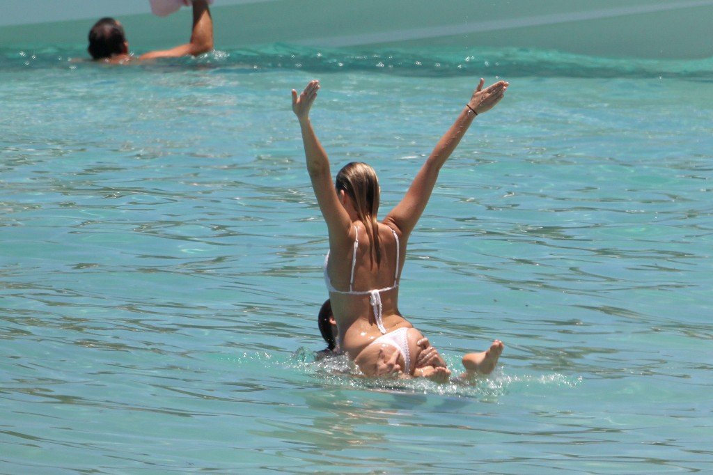 Margot Robbie im Bikini 25