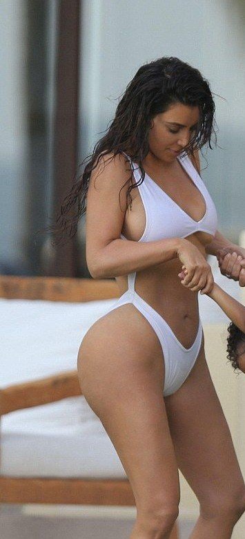 Kim Kardashian im Badeanzug 14