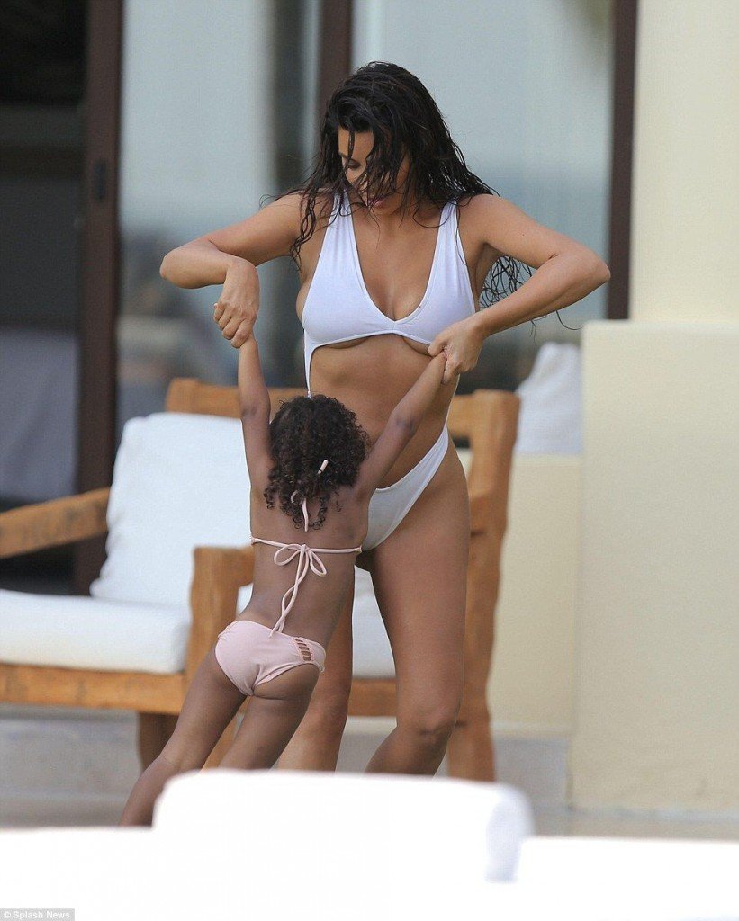 Kim Kardashian im Badeanzug 15