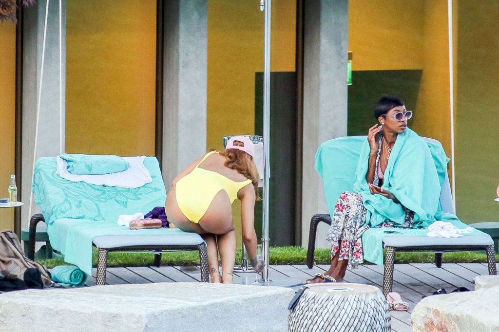 Rihanna Sexy 25