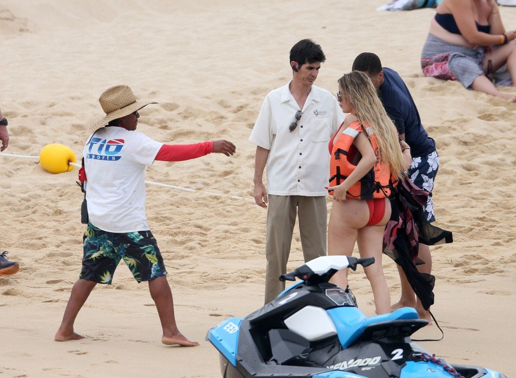 Khloe Kardashian Ass Pics 11