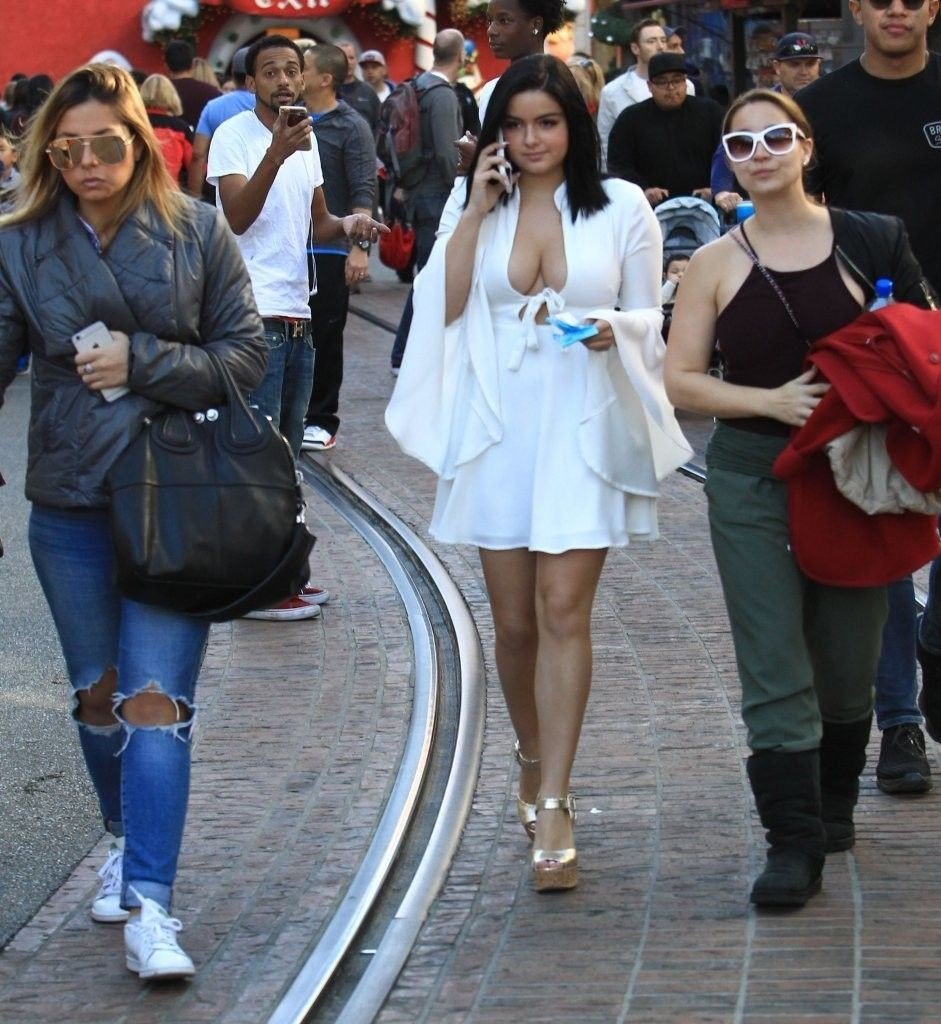 Ariel Winter Cleavage 11
