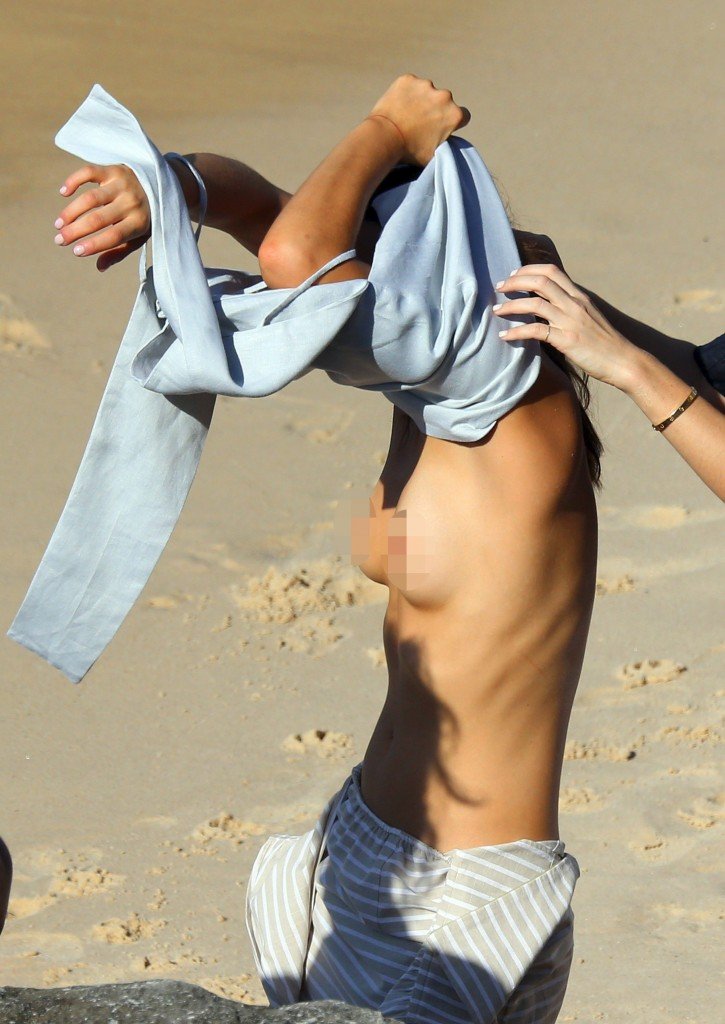 Bambi Northwood-Blyth oben ohne thefappening.so 5