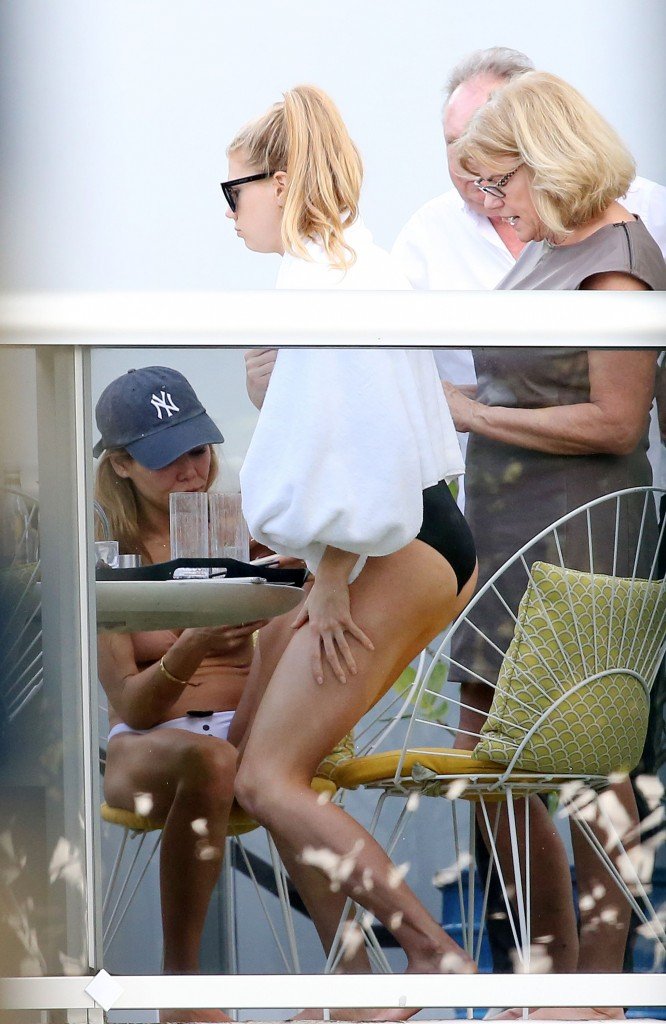 Charlotte McKinney Sexy 2 thefappening.so