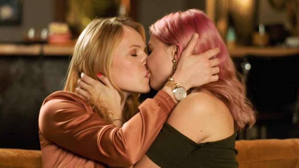 Emma Bell, Paige Elkington Sexy lesbischer Kuss
