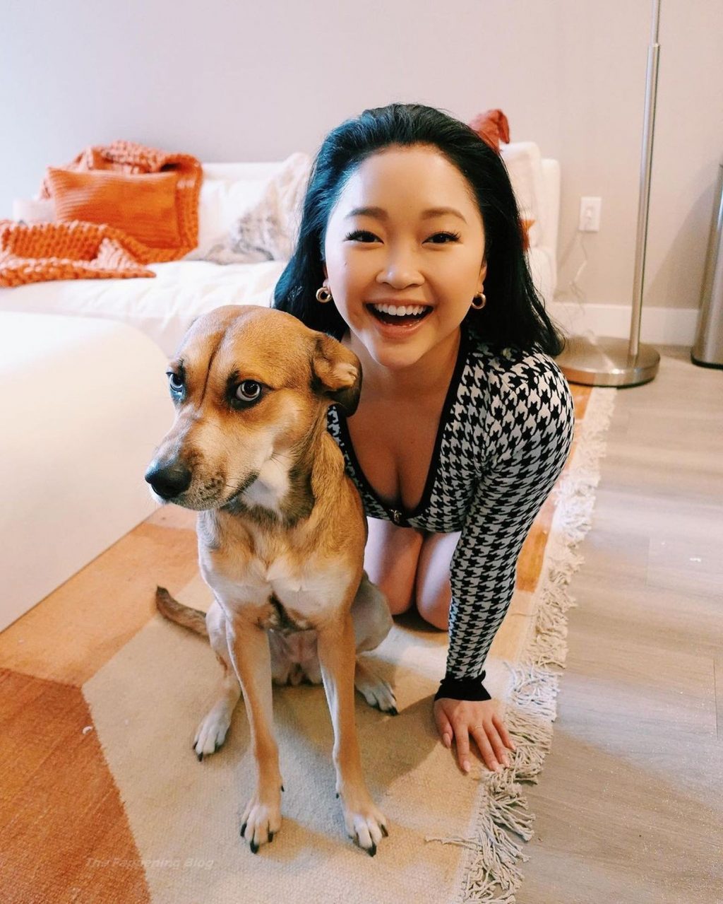 Lana Condor Sexy Dekolleté