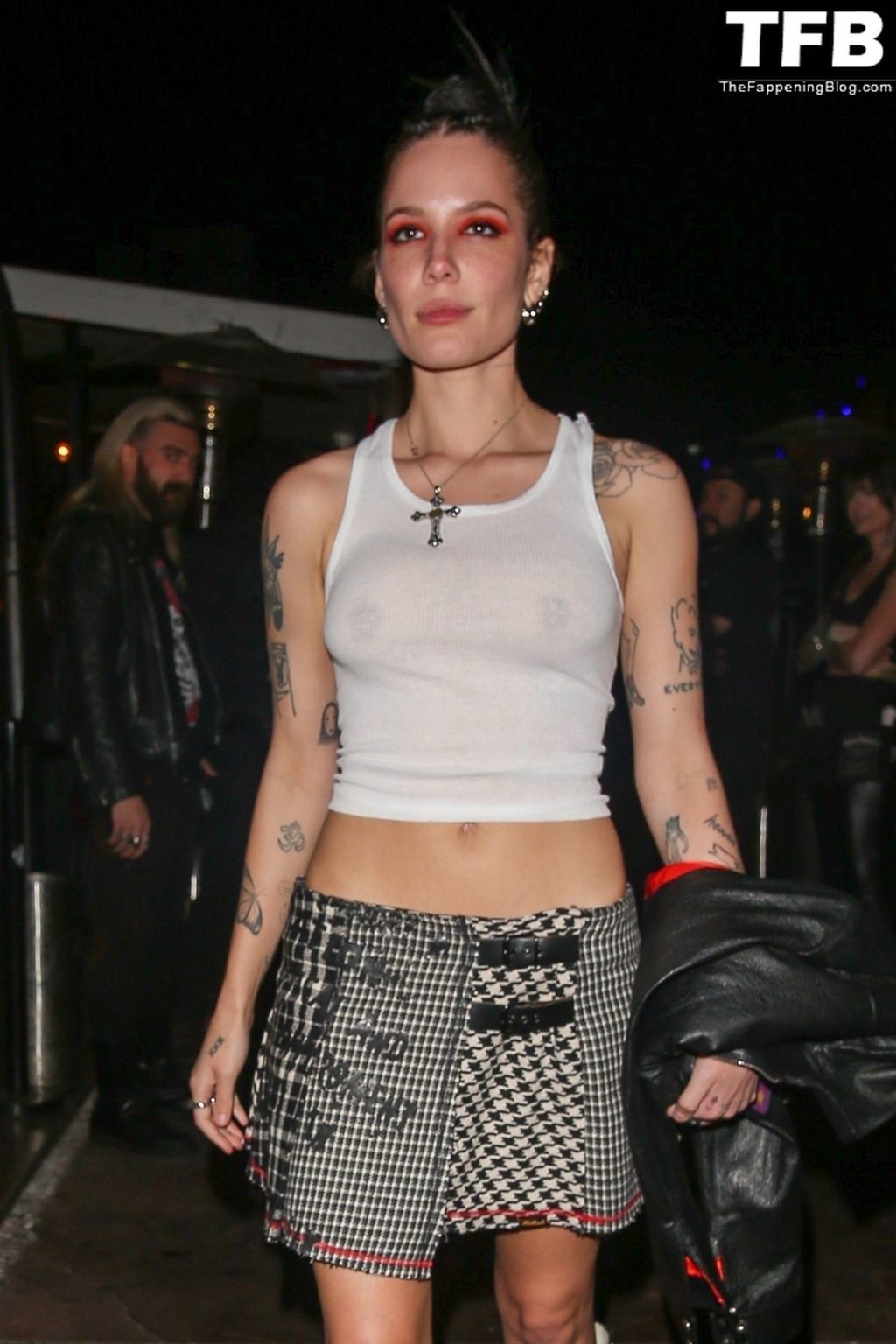 Halsey durchsichtig nackt