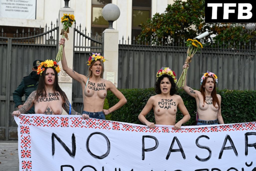 Oben ohne protestierende Aktivistinnen