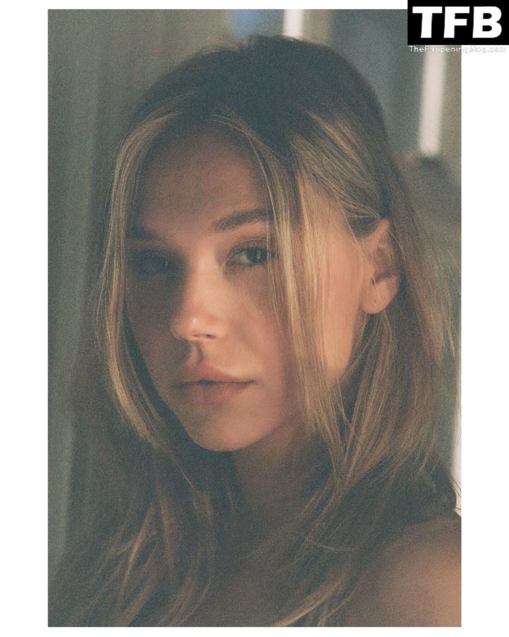 Alexis Ren oben ohne