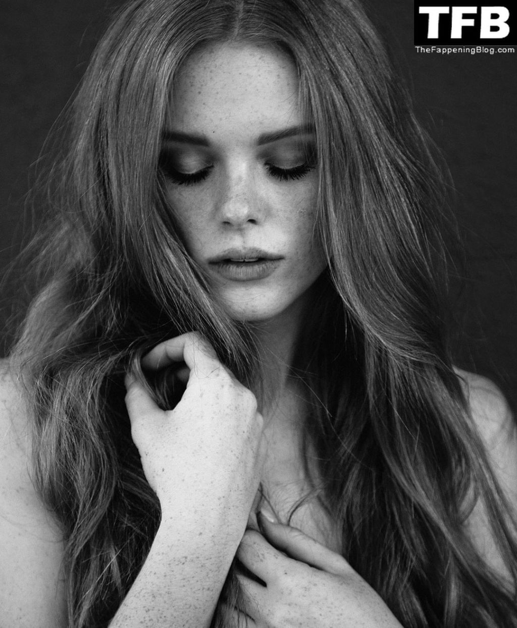 Abigail Cowen oben ohne